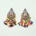 Primer plano detallado de pendientes bohemios con filigrana dorada y cuentas de colores - Oro Antiguo Colorido