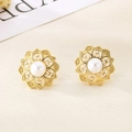Pendientes de flores doradas con perlas centrales y pétalos calados muy elegantes - Dorado (KE116686-KFC)