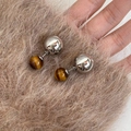 Detalle de pendientes de plata con cuentas de ojo de tigre sobre una tela de felpa suave - 3# Pin de Plata Plata Marrón Estilo de Doble Bola