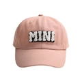 Détail d'une casquette en coton rose avec lettrage brodé MINI en peluche blanche - MINI-Rose Nude