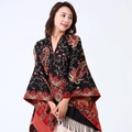 Châle en tricot rouge et noir à motif paisley avec pompons pour femmes - Noir/Cachemire de feuilles