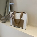 Elegante borsa tote bianca a trama intrecciata con tasca marrone e foulard di seta decorativo - Cachi