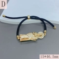 Dettaglio pendente religioso dorato con zirconi su bracciale regolabile in corda nera - Stile Corda Nera (D)