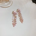 Dettaglio di lunghi orecchini a nappa con zirconi rosa e design a foglia di grano su vassoio - Lisca di Pesce Rosa