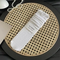 Chaussettes mi-bas en dentelle blanche ajourée style vintage sur plateau tissé - Taille unique / Blanc