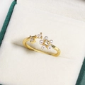 Close-up of golden flower ring with white pearls and drop-shaped zircon in a jewelry box - White Pearl Teardrop Zirconia Flower Style (金色6)
