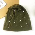 Détail du bonnet armée verte avec perles et strass sur un tissu en maille souple - Vert Armée