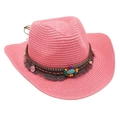 Nahaufnahme eines rosa Stroh-Cowboyhuts mit dekorativem Perlenband und Fransen. - Rosa