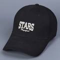 Detail der weißen 3D-Stickerei mit STARS und Magnificent Text auf einer schwarzen Kappe - M (56-58cm) / Schwarz