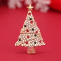 Funkelnde Weihnachtsbaum Brosche mit bunten Strasssteinen auf festlichem Rot - Broschennadel / Bunte KC Gold Weihnachtsbaum Brosche