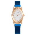 Elegante roségoldene Oval-Uhr mit funkelnden Diamanten und dunkelblauem Netzband - Blau