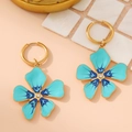 Nahaufnahme der vergoldeten Kleeblatt-Ohrringe mit blauer Emaille und Kristall-Details - Blau