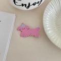 Dettaglio molletta per capelli a forma di cane rosa con cappello da festa blu a righe - Cane di compleanno rosa