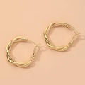 Elegante goldene gedrehte Creolen mit strukturiertem geometrischem Design in Hochglanz - Gold