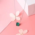 Élégant collier en argent S925 avec un pendentif cube en cristal vert foncé carré - Standard 8mm / Émeraude
