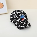 Détail de la casquette noire pour enfant avec motif dinosaure blanc et écusson bleu - Imprimé Dinosaure Noir (HY-89027)