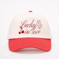 Gorra de béisbol bicolor roja y blanca con bordado Lucky in love y motivos de dados - Blanco Roto Empalmado Rojo