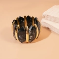 Détail des cubes en résine de marbre noir et des piliers en métal doré sur le bracelet - Noir
