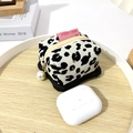 Dettaglio custodia auricolari in velluto leopardato con zip d'oro e perla decorativa - Leopardo Beige
