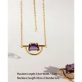 Collana in ottone placcato oro con pendente a semicerchio in zircone viola, lunga 42cm - Collana Geometrica con Zircone Viola