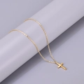 Nahaufnahme eines 18K vergoldeten Edelstahl Kreuzanhängers auf einem grauen Ständer - 18K Gold