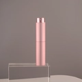 Atomizzatore per profumo rosa da 10ml in metallo su supporto acrilico trasparente - 10 ml / Rosa