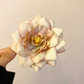 Detalle de la pinza de pelo con rosa de tela crema y bordes de pétalos color púrpura - Clip de pico de pato con flor de rosa amarilla