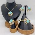 Set gioielli dorati con rose blu e perle incluso collana orecchini anello e bracciale - Rosa Blu (KS228699-LX)