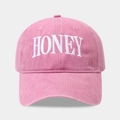 Detail der HONEY-Stickerei und gewaschenen Baumwollstruktur der pinken Baseballkappe - Verstellbar / Rosa