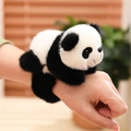 Pulsera de peluche panda suave en blanco y negro, accesorio divertido para niños y fans - Pulsera de Bofetada de Panda de 26cm