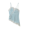 Detalle de camisola de satén azul claro con encaje de pestañas blanco y tirantes - S / Azul Claro