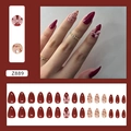 Bordeauxrode kunstnagels met kersenprint en roze strikjes, set van 24 stuks amandelvorm - Z889 Lychee Strik (Lijmstijl)