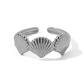 Vue détaillée d'une bague coquillage en argent avec trois pétoncles sur un anneau réglable - Bague Ouverte Trois Coquillages (QYF139) / Argent