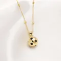 Collier avec pendentif football plaqué or 18k et petites perles dorées sur la chaîne - B-Chaîne à Billes Football