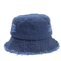 Dettaglio ravvicinato di un cappello pescatore in denim blu con bordi sfrangiati e fori - Blu