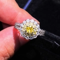 Foto macro de anillo de girasol con gema amarilla y doble halo de diamantes en terciopelo negro - Anillo de Zirconia Amarillo (Ajustable)