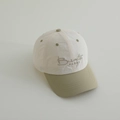 Detalle del bordado Burnette NESOE en una gorra de béisbol de secado rápido infantil - Caqui