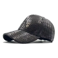 Dettaglio ravvicinato della pelle PU marrone scuro con trama a coccodrillo sul cappello - Regolabile / Nero