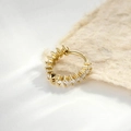 Créoles dorées avec motif flèche et pierres de zircon sur fond en tissu blanc doux - Style Flèche Géométrique (A860-2#)