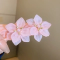 Dettaglio degli orecchini a fiore rosa in resina con perle e centro dorato - Fiore Rosa con Cuore Dorato / Rosa (Perno per orecchino in argento)