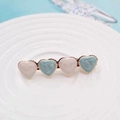 Elegante molletta dorata con cuori in resina blu e bianchi dal design a becco d'anatra - Cuore Blu