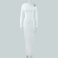 Dettaglio dell'abito aderente monospalla bianco con eleganti increspature e vestibilità slim - S / Bianco