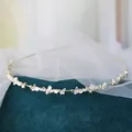 Détail d'un serre-tête avec pierre œil-de-chat et papillon en strass sur monture argentée - Petit Papillon Œil De Chat