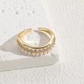 Eleganter Ring mit 14K Goldbeschichtung, Zirkonia und zarten weißen Perlen - Doppelreihig Zirkon Perle / Gold
