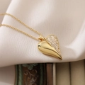 Collier cœur plaqué or 18 carats avec zircon incrusté sur satin crème - Style Coeur Asymétrique à Demi-Pavé (24816)