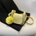 Mini sac à bandoulière jaune avec motif fille de dessin animé et pompon jaune duveteux - Jaune