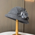 Dettaglio di un cappello cloche in lana grigio scuro con rosa di seta e velo a rete - M (56-58cm) / Grigio