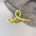 Elegant gold tulip hair claw clip with white enamel petals and faux pearl floral detail - Narcissus (D-4084-1) / Gold Yellow
