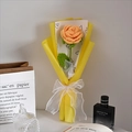 Handgefertigter gestrickter orangefarbener Rosenstrauß mit gelber Verpackung - Gelbe Rosen – Langer Strickstrauß
