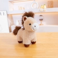 Adorabile pony di peluche marrone chiaro con criniera e coda scure su tavolo di legno - 25cm / crema